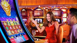 Pengguna menikmati konten hiburan sports dan casino di perangkat mobile dengan nyaman